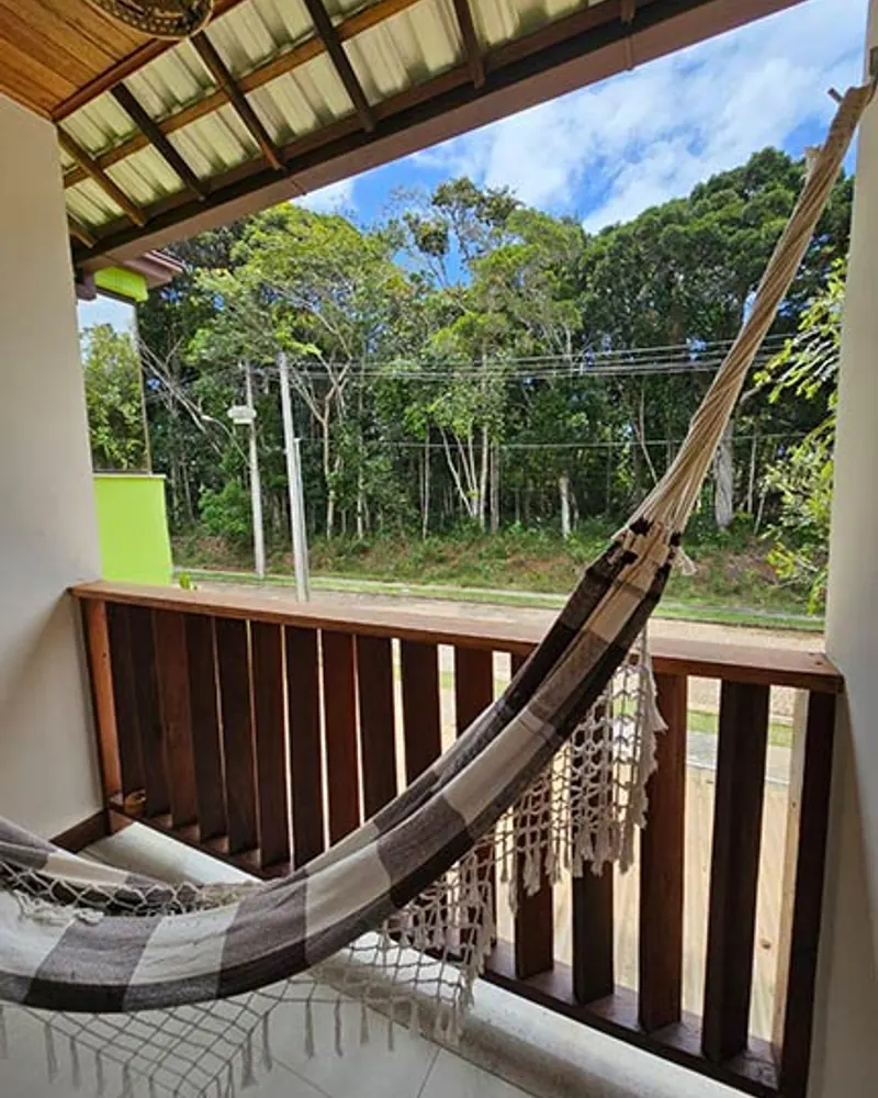 Rede na varanda da Casa Verde, diante da Mata Atlântica